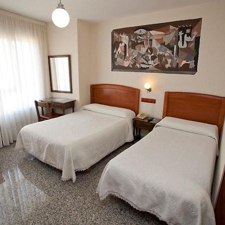Hostal San Miguel Понферада Екстериор снимка