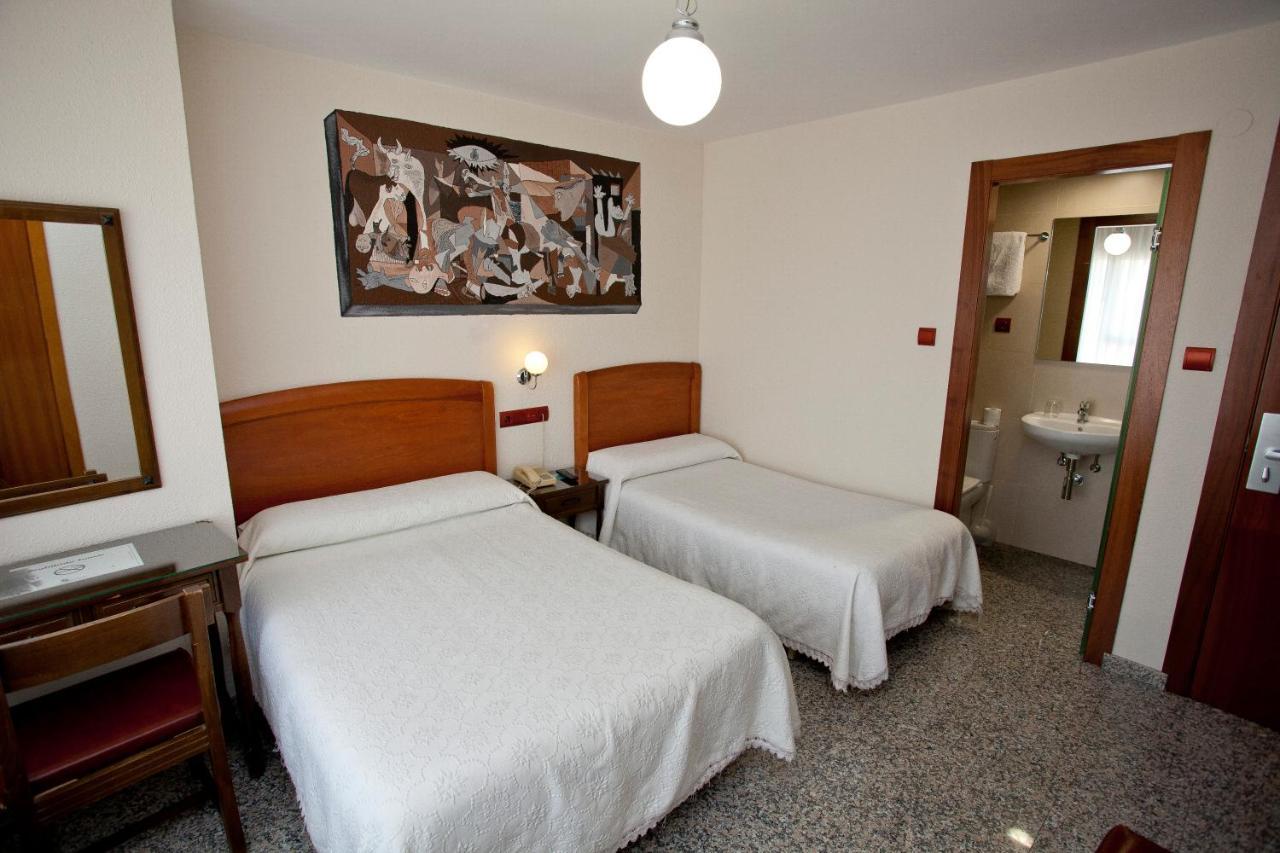 Hostal San Miguel Понферада Екстериор снимка